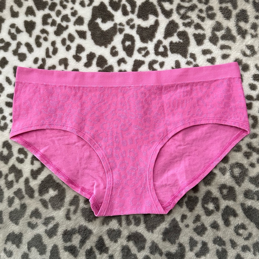 Victoria’s Secret Seamless Hiphugger Panty in New Peony Pink Size Medium